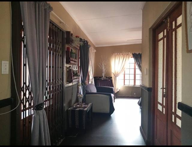 3 BEDROOM TOWNHOUSE FOR SALE IN EIKE PARK